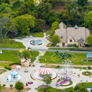 Los Angeles, CA - EXCLUSIF - Le Neverland Ranch de Michael Jackson reprend vie alors que les producteurs d'un nouveau biopic sur la vie et la carrière de la légende controversée de la pop reconstruisent son ancienne maison et son parc d'attractions tristement célèbres.
Sur la photo : Michael Jackson 
Backgrid USA / Bestimage