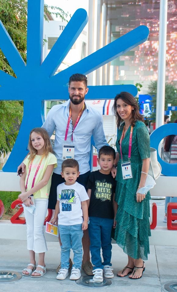 Exclusif - Olivier Giroud avec sa femme Jennifer et leurs enfants, Jade, Evan et Aaron, arrivent au Pavillon France à l’expo universelle Expo Dubaï 2020, à Dubaï, Emirats Arabes Unis, le 28 décembre 2021. Nicolas Briquet / Bestimage