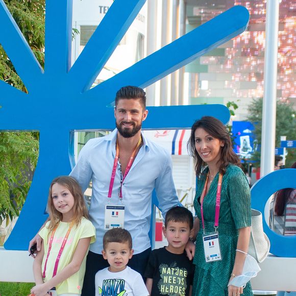 Exclusif - Olivier Giroud avec sa femme Jennifer et leurs enfants, Jade, Evan et Aaron, arrivent au Pavillon France à l’expo universelle Expo Dubaï 2020, à Dubaï, Emirats Arabes Unis, le 28 décembre 2021. Nicolas Briquet / Bestimage