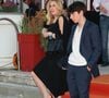Elle a notamment confié : "L'année qui précédait le départ de mon aîné, je pleurais toute seule dans ma voiture".

Amanda Sthers et Léon Hesby sur le tapis rouge du prix du court métrage lors du 37ème festival du film de Cabourg, le 16 juin 2023.

Photo : Coadic Guirec / Bestimage