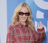 Kylie Minogue développe sa propre marque de boissons.
Royaume-Uni - La "princesse de la pop" australienne Kylie Minogue, vêtue d'une robe en tartan, est ravissante lorsqu'elle signe quelques autographes pour ses fans devant les studios de Heart Breakfast à Londres. Backgrid UK/ Bestimage