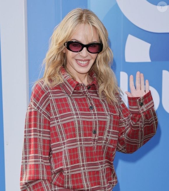Kylie Minogue développe sa propre marque de boissons.
Royaume-Uni - La "princesse de la pop" australienne Kylie Minogue, vêtue d'une robe en tartan, est ravissante lorsqu'elle signe quelques autographes pour ses fans devant les studios de Heart Breakfast à Londres. Backgrid UK/ Bestimage