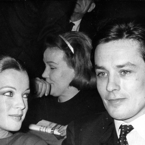 8 août 1960 - Lieu inconnu - Alain Delon, né le 8 novembre 1935, est un acteur français primé, très célèbre dès l’âge de 23 ans. PHOTO : Alain Delon au théâtre avec Romy Schneider. (Crédit image : ? Keystone Press Agency/ZUMA Press Wire)