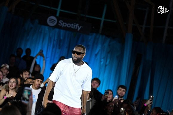 Gims se produit lors d'un concert surprise organisé pour ses fans afin de célébrer sa première place sur la plateforme musicale Spotify, le 3 décembre 2025 à Paris, en France. Photo : Florian Poitout/ABACAPRESS.COM