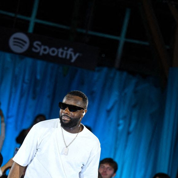 Gims se produit lors d'un concert surprise organisé pour ses fans afin de célébrer sa première place sur la plateforme musicale Spotify, le 3 décembre 2025 à Paris, en France. Photo : Florian Poitout/ABACAPRESS.COM