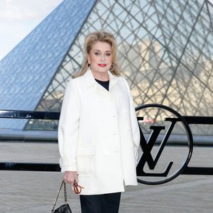 L’événement rendait hommage à la militante féministe Antoinette Fouque.

Catherine Deneuve au photocall du défilé Louis Vuitton "Collection Femme Prêt-à-Porter Automne/Hiver 2026-2027" lors de la Fashion Week de Paris, le 10 mars 2026

© Olivier Borde / Bestimage