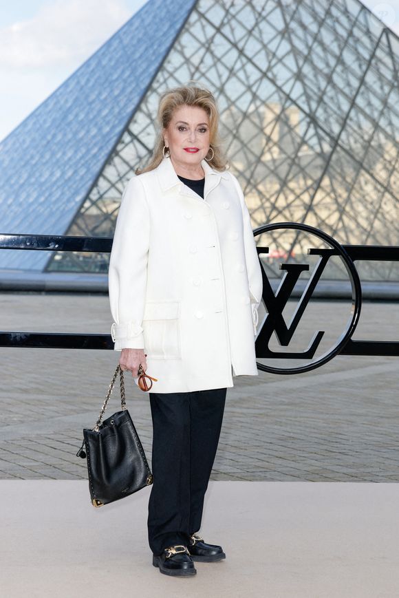 L’événement rendait hommage à la militante féministe Antoinette Fouque.

Catherine Deneuve au photocall du défilé Louis Vuitton "Collection Femme Prêt-à-Porter Automne/Hiver 2026-2027" lors de la Fashion Week de Paris, le 10 mars 2026

© Olivier Borde / Bestimage