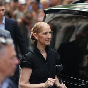 Céline Dion à la sortie de l'hôtel Royal Monceau à Paris avant l'ouverture des Jeux Olympiques (JO) de Paris 2024, à Paris, France, le 24 juillet 2024. (Agence/Bestimage).