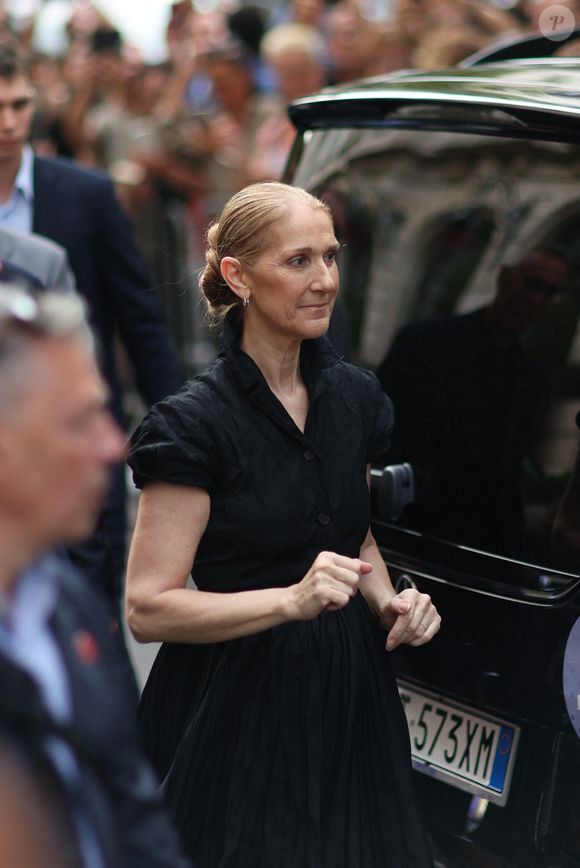 Céline Dion à la sortie de l'hôtel Royal Monceau à Paris avant l'ouverture des Jeux Olympiques (JO) de Paris 2024, à Paris, France, le 24 juillet 2024. (Agence/Bestimage).