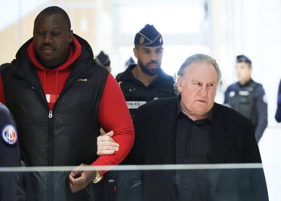 Gérard Depardieu -  Arrivées au procès de Gérard Depardieu pour agressions sexuelles sur deux femmes lors d'un tournage de film en 2021, au tribunal correctionnel de Paris.
Le 27 mars 2025.

© Clovis / Guignebourg / Bestimage
