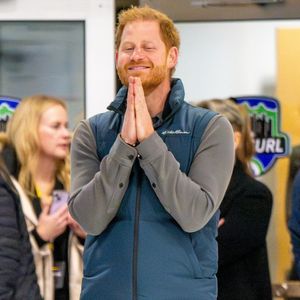 Vancouver, CANADA - Meghan Markle, duchesse de Sussex, assiste au dernier jour de l'événement One Year to Go avant les Invictus Games Vancouver Whistler 2025 et fait du curling au Vancouver Curling Club au Hillcrest Community Centre à Vancouver, Canada. (Backgrid USA / Bestimage).