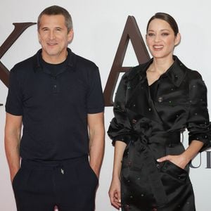 Guillaume Canet (réalisateur du film "Karma") et Marion Cotillard au photocall de la première du film "Karma" au cinéma Pathé Palace à Paris le 13 octobre 2026. © Coadic Guirec / Bestimage