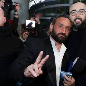 Exclusif - Cyril Hanouna se fait remettre son bagde de collaborateur du Groupe M6 par un des responsables de la sécurité - Les chroniqueurs et les invités quittent la dernière émission "Touche pas à mon poste" (TPMP) en bus pour se rendre devant le siège du groupe M6 à Neuilly-sur-Seine le 27 février 2025. © Jack Tribeca/Bestimage