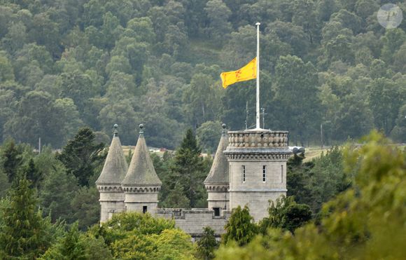 Le drapeau en berne au château de Balmoral, au lendemain du décès de la reine Elisabeth II d'Angleterre à l'âge de 96 ans, le 9 septembre 2022.

Photo : Agence / Bestimage