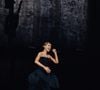 Elle a ensuite arboré un ensemble Schiaparelli aux épaules structurées, avant de se glisser dans une robe fluide signée Tom Ford. 

Celine Dion, tenue et bijoux Boucheron, lors de son premier concert à la Plénitude Arena à Paris La Défense le 12 septembre 2026. Agence / Bestimage