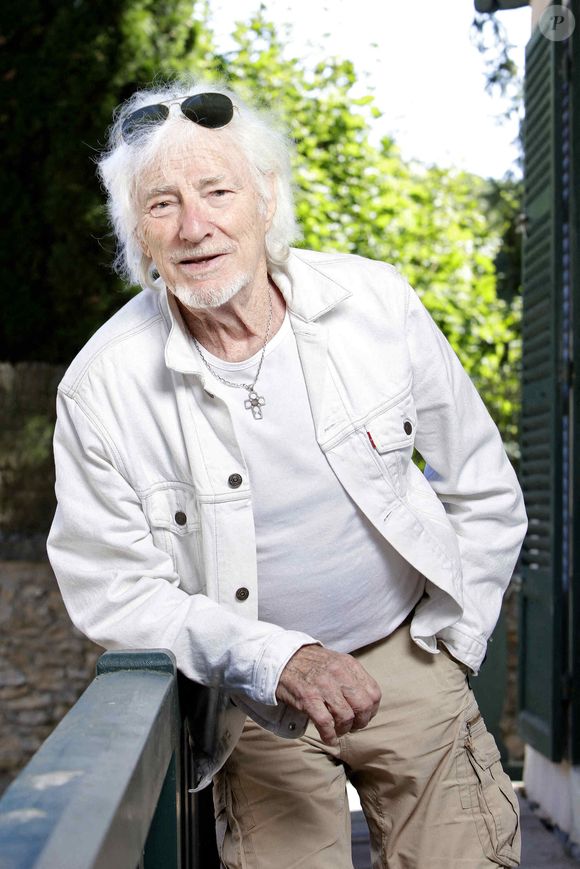 Hugues Aufray posant lors d'une séance de portrait à Paris, France, le 20 août 2022. Photo by VIM/ABACAPRESS.COM