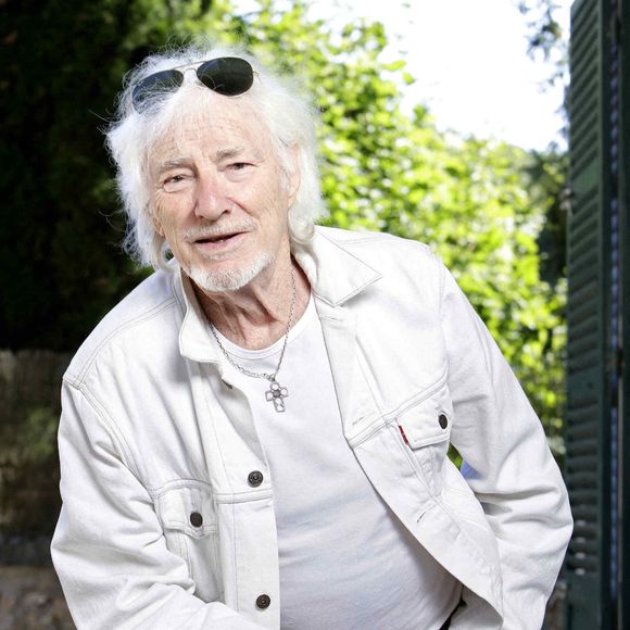 Hugues Aufray posant lors d'une séance de portrait à Paris, France, le 20 août 2022. Photo by VIM/ABACAPRESS.COM
