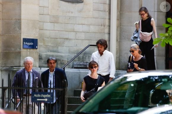 Entourée de son fils Louis.

Exclusif - Louis Giacobetti (fils du défunt et de Carole Bouquet) - Obsèques de Francis Giacobetti à la chapelle Saint Pierre de Neuilly-sur-Seine, France, le 12 juin 2025. © Christophe Clovis/Bestimage