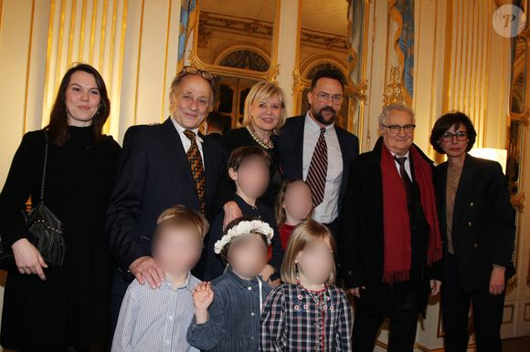 Chantal Ladesou, son mari Michel Ansault, leurs enfants Clémence et Julien, les petits enfants, Daniel Prévost et Rachida Dati - Rachida Dati remet à Chantal Ladesou les insignes de Chevalier de la Légion d'Honneur au ministère de la Culture à Paris le 2 février 2026.

© Philippe Baldini / Bestimage