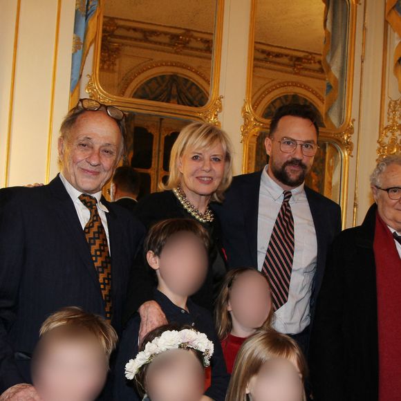 Chantal Ladesou, son mari Michel Ansault, leurs enfants Clémence et Julien, les petits enfants, Daniel Prévost et Rachida Dati - Rachida Dati remet à Chantal Ladesou les insignes de Chevalier de la Légion d'Honneur au ministère de la Culture à Paris le 2 février 2026.

© Philippe Baldini / Bestimage