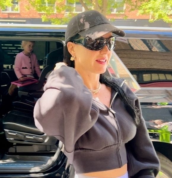 Katy Perry et son mari Orlando Bloom passent la journée à faire du shopping avec leur fille avant les 2024 VMAs. Katy recevra le MTV's Video Vanguard Award et interprétera un medley de tubes lors des 2024 Video Music Awards le 11 septembre. ©Backgrid USA / Bestimage