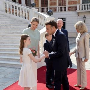 Le prince Albert II de Monaco, la princesse Charlène et leurs enfants accueillent le président Emmanuel Macron , sa femme Brigitte et une délégation au palais princier à Monaco le 7 juin 2025
© Ludovic Marin / Pool / Bestimage