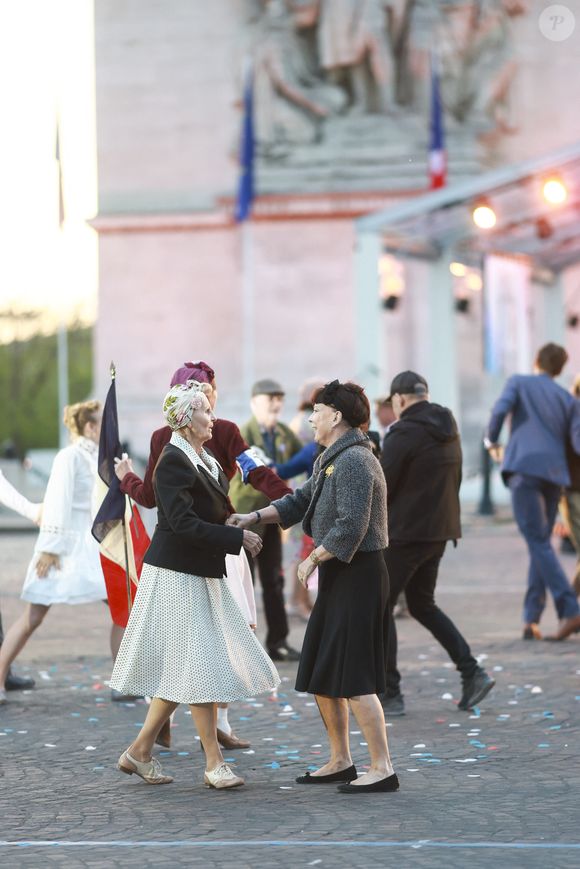 Exclusif - 50 danseurs - Emission "Le concert pour la paix" sur les Champs-Elysées à Paris, retransmis en direct sur France 2, le 8 mai 2025. . © Christophe Clovis - Pierre Perusseau / Bestimage
