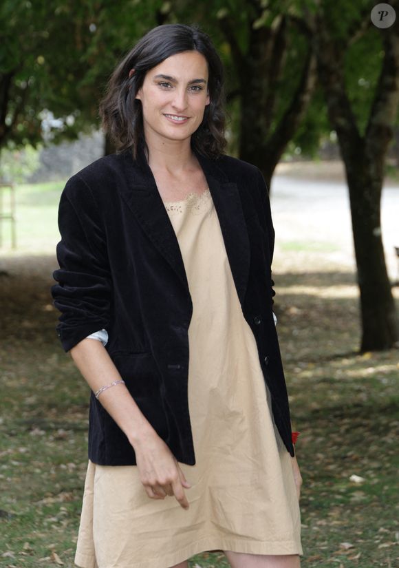 Nine D’Urso, fille d’Inès de la Fressange, préside le jury étudiant et a marqué les esprits par ses tenues décontractées le matin, élégantes, le soir.

Nine D'Urso lors du photocall du jury de la 18ème édition du Festival Film Francophone (FFA) à Angoulême le 25 août 2025.

© Coadic Guirec / Bestimage