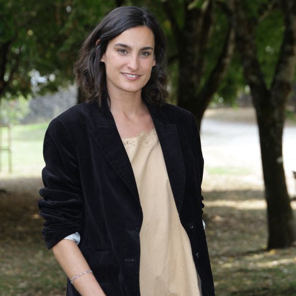 Nine D’Urso, fille d’Inès de la Fressange, préside le jury étudiant et a marqué les esprits par ses tenues décontractées le matin, élégantes, le soir.

Nine D'Urso lors du photocall du jury de la 18ème édition du Festival Film Francophone (FFA) à Angoulême le 25 août 2025.

© Coadic Guirec / Bestimage