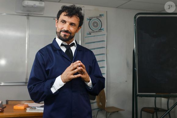 Exclusif - Willy Rovelli sur le tournage de l'émission "Sketch Story" à Paris - Sketch "Le prof de géographie". Le 31 octobre 2022
© Christophe Clovis / Bestimage