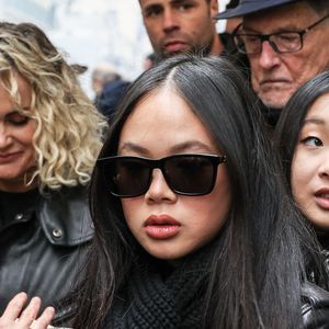 Joy Hallyday, Jean-Claude Camus, Jade Hallyday et Laeticia Hallyday dévoilent une plaque en hommage à Johnny Hallyday devant l'immeuble où a grandi cet enfant du 9e arrondissement de Paris, le 22 décembre 2023 à Paris, France. Photo by Nasser Berzane/ABACAPRESS.COM
