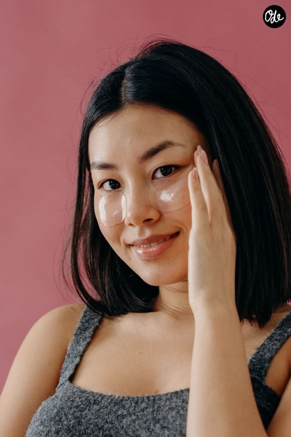 Les patchs pour les yeux s'imposent comme la solution ciblée idéale pour traiter la zone à la source. Pexels/polina-kovaleva