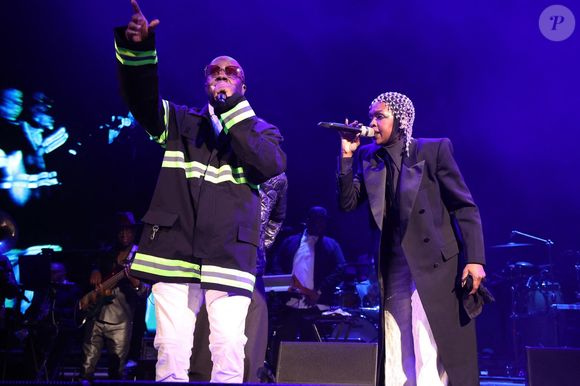 New York City, NEW - Ce fut une nuit de nostalgie et de pure magie musicale lorsque Lauryn Hill est montée sur scène avec The Fugees au Barclays Center. 

Sur la photo : Wyclef Jean, Lauryn Hill