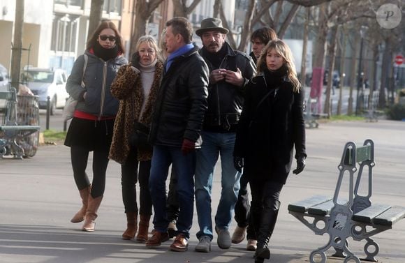 Lolita Séchan, sa mère Dominique Lanvin Quilichini et son père le chanteur Renaud, Romane Serda et des amis - Obsèques de Thierry Séchan frère du chanteur Renaud) au cimetière du Montparnasse à Paris le 16 janvier 2019. Après une cérémonie au temple protestant Port Royal, la famille de T. Séchan s’est retrouvée dans un immeuble avant de se rendre au cimetière du Montparnasse.
©Agence /Bestimage