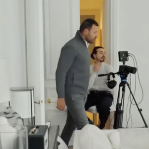 Claire Chazal dévoile l'intérieur de son appartement sur sa chaîne Youtube.