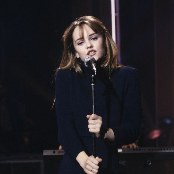 N'ayant que cinq mois de différence avec Elsa Lunghini, l'ex-compagne de Johnny Depp fut souvent comparée à cette dernière dans les médias, au point que certains l'ont longtemps considérée comme sa parfaite rivale...

Archives - Vanessa Paradis sur le plateau de l'émission "Sacrée Soirée" en novembre 1988.  © Bernard Leguay via Bestimage