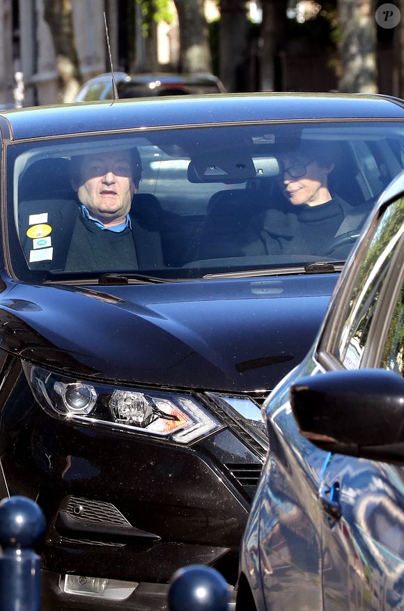 Pierre Palmade est sorti de la prison de Bordeaux, il purgera sa peine sous bracelet électronique à son domicile. Le 16 avril 2025
L’humoriste, à qui un aménagement de peine a été accordé pour purger sa condamnation après un grave accident de la route en Seine-et-Marne, a quitté ce mercredi matin la prison de Gradignan, près de Bordeaux. Agence / Bestimage