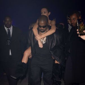Exclusif - Kanye West porte sa femme, Bianca Censori, sur son dos à la sortie d'une after-party des Grammys à Los Angeles, le 3 février 2025 ©Backgrid USA / Bestimage