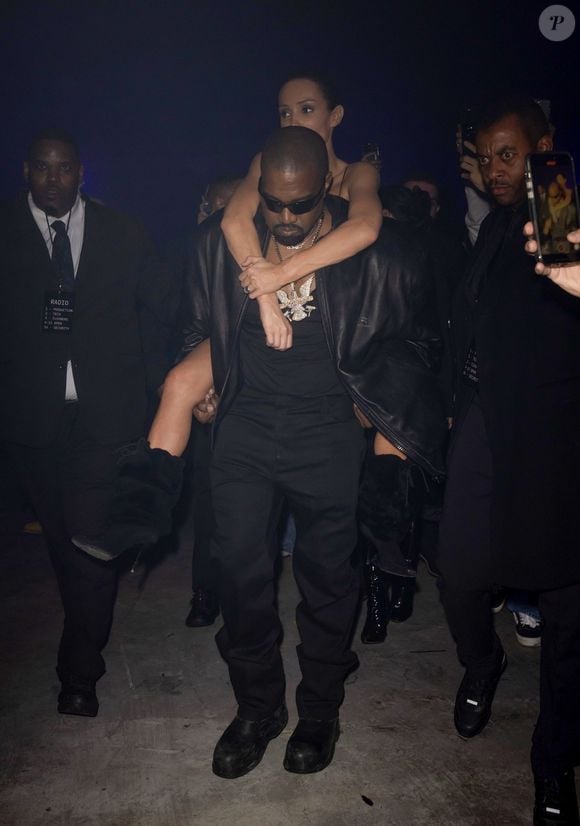 Exclusif - Kanye West porte sa femme, Bianca Censori, sur son dos à la sortie d'une after-party des Grammys à Los Angeles, le 3 février 2025 ©Backgrid USA / Bestimage