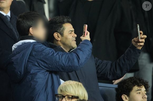 Jamel Debbouze avec son fils Léon - People dans les tribunes du match aller des 8èmes de finale de la ligue des champions entre le PSG et le Bayern Munich au Parc des Princes à Paris le 14 février 2023.