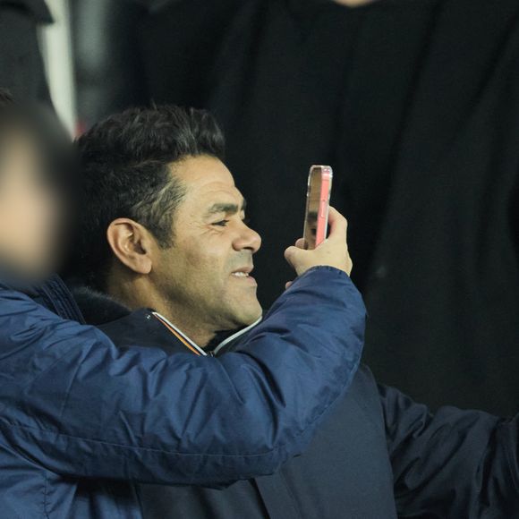 Jamel Debbouze avec son fils Léon - People dans les tribunes du match aller des 8èmes de finale de la ligue des champions entre le PSG et le Bayern Munich au Parc des Princes à Paris le 14 février 2023.
