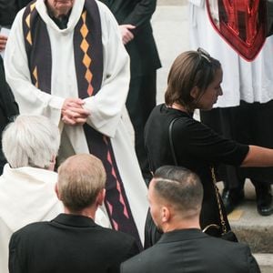Audrey Crespo-Mara, son fils Sekou, Manon Ardisson, Ninon Ardisson - Sorties des obsèques de Thierry Ardisson en l’église Saint-Roch de Paris, France, le 17 juillet 2025. © Bestimage