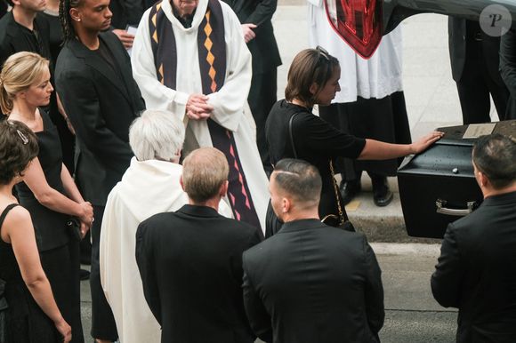 Audrey Crespo-Mara, son fils Sekou, Manon Ardisson, Ninon Ardisson - Sorties des obsèques de Thierry Ardisson en l’église Saint-Roch de Paris, France, le 17 juillet 2025. © Bestimage