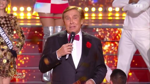 Et de clarifier pour le public et les téléspectateurs : "Palais des Congrès !" "Au Palais des Congrès évidemment ! 

Miss France 2025, sur TF1