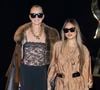 Mère et fille ont affiché leur complicité devant les photographes avec des looks très affirmés.

Laeticia Hallyday et sa fille Joy - Photocall du défilé Saint Laurent Collection Femme Prêt-à-Porter Printemps/Eté 2027 lors de la Fashion Week de Paris (PFW) à la Fontaine du Trocadéro, à Paris, France, le 29 septembre 2026. © Olivier Borde/Bestimage