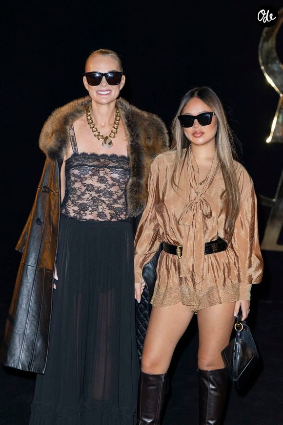 Mère et fille ont affiché leur complicité devant les photographes avec des looks très affirmés.

Laeticia Hallyday et sa fille Joy - Photocall du défilé Saint Laurent Collection Femme Prêt-à-Porter Printemps/Eté 2027 lors de la Fashion Week de Paris (PFW) à la Fontaine du Trocadéro, à Paris, France, le 29 septembre 2026. © Olivier Borde/Bestimage