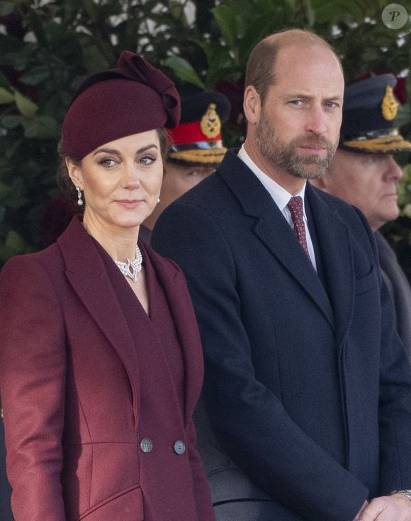 "Des théories du complot complètement folles ont commencé à circuler (...) Mais [le prince William et Kate Middleton] ne voulaient pas encore dire qu'elle avait un cancer, parce qu'ils n'en avaient pas parlé aux enfants."

Le prince William, prince de Galles, et Catherine (Kate) Middleton, princesse de Galles, lors de la cérémonie d'accueil pour la visite d'État de l'émir du Qatar à Londres, le 3 décembre 2024. GOFF INF / BESTIMAGE