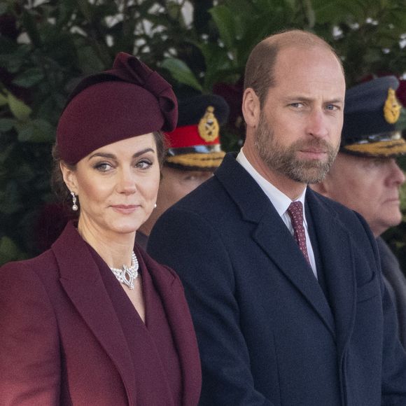 "Des théories du complot complètement folles ont commencé à circuler (...) Mais [le prince William et Kate Middleton] ne voulaient pas encore dire qu'elle avait un cancer, parce qu'ils n'en avaient pas parlé aux enfants."

Le prince William, prince de Galles, et Catherine (Kate) Middleton, princesse de Galles, lors de la cérémonie d'accueil pour la visite d'État de l'émir du Qatar à Londres, le 3 décembre 2024. GOFF INF / BESTIMAGE