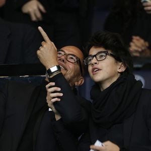 Pascal Obispo et son fils Sean lors du match Psg-Saint-Etienne Ligue 1 au Parc des Princes à Paris, le 25 octobre 2015. Agence/Bestimage