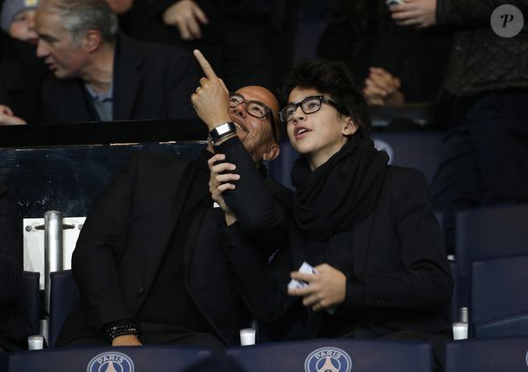 Pascal Obispo et son fils Sean lors du match Psg-Saint-Etienne Ligue 1 au Parc des Princes à Paris, le 25 octobre 2015. Agence/Bestimage